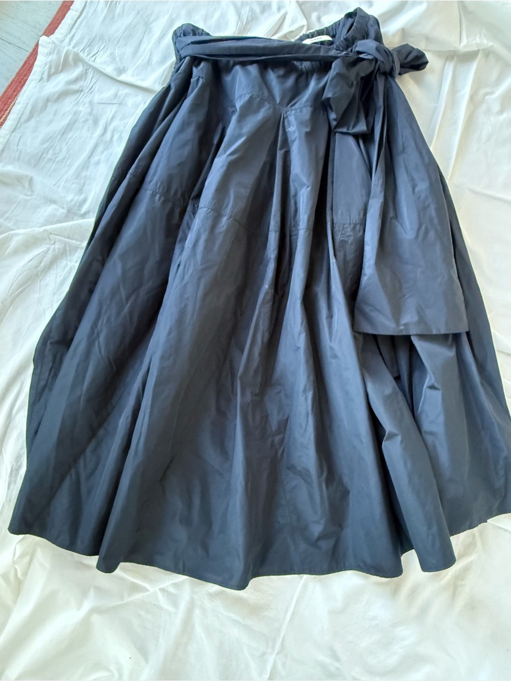 Navy Bow-Accent Women's taffetta Odeeh skirt.